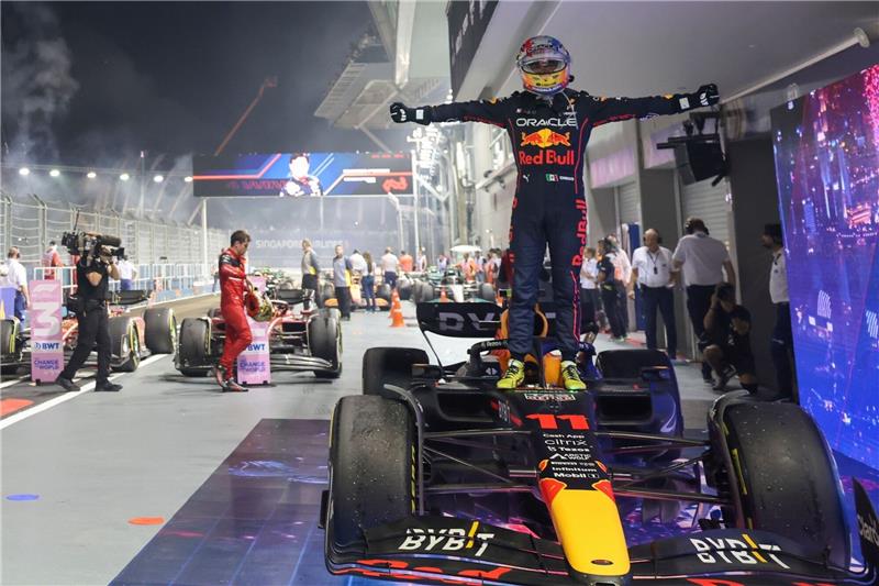 Verstappen nutzt Titelchance nicht - Perez siegt in Singapur Red-Bull-Pilot Sergio Perez feiert seinen Sieg.