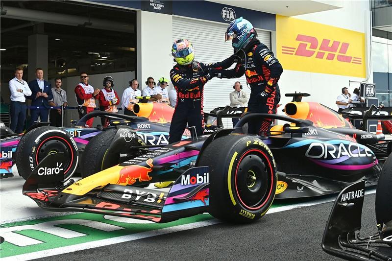 „Marsmensch” Verstappen beherrscht Formel 1 Red-Bull-Pilot Sergio Pérez (l) gratuliert seinem Teamkollegen Max Verstappen zum Sieg.