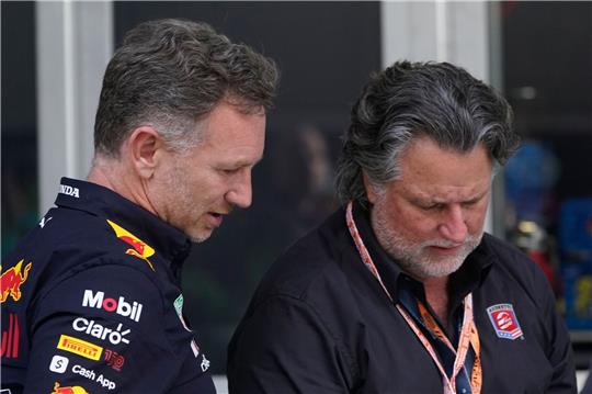 Red Bull Racing-Teamchef Christian Horner (l) spricht mit Michael Andretti nach dem Qualifying zum Großen Preis von Miami der Formel 1.