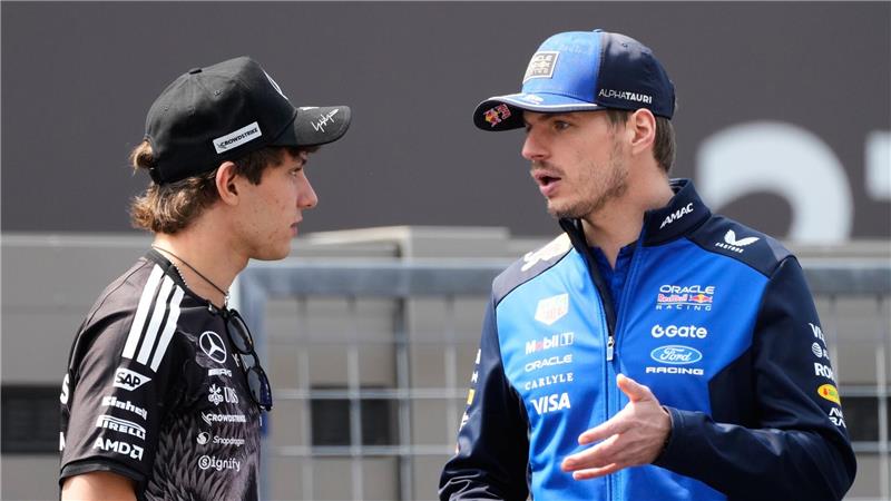 Red-Bull-Star Max Verstappen (r) fährt derzeit weit hinter Kimi Antonelli her.