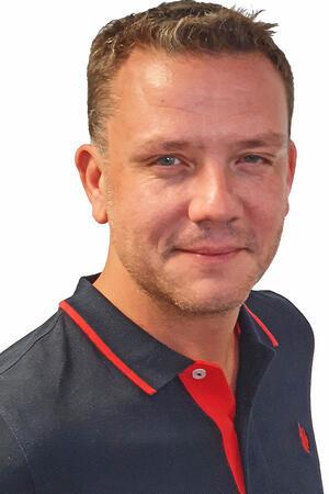 Der Goslarer Weihnachtsmarkt: Muss man da wirklich hin? Ein Mann im rot-schwarzen Shirt steht seitlich vor einer weißen Wand.