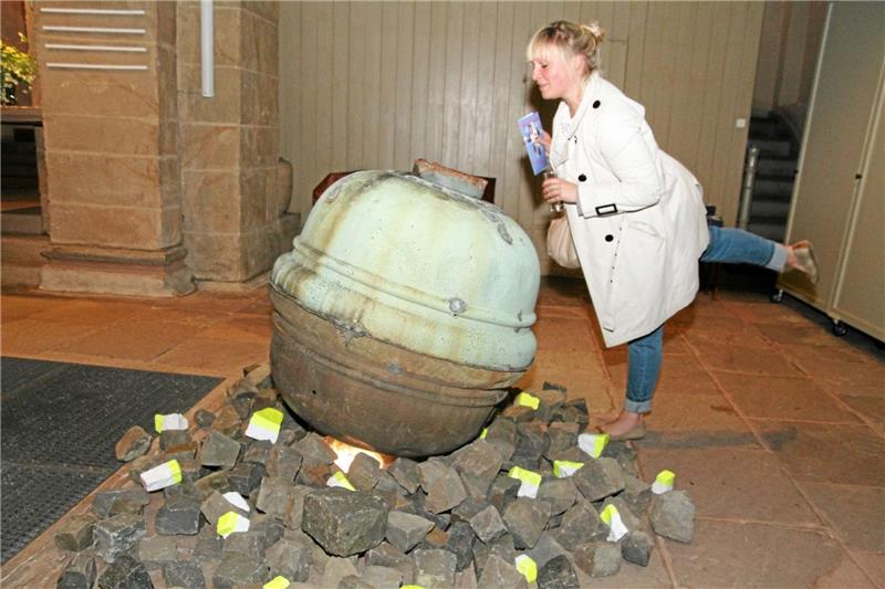 Reduzierte Installationen aus Fundstücken: In der Frankenberger Kirche stehen sie in Relation zueinander.  Fotos: Potthast