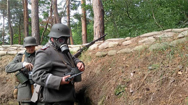 Reenactment-Darsteller, also Leute, die versuchen, eine vergangene Epoche historisch so korrekt wie möglich und lebendig darzustellen, werden auch am Wochenende die Schützengräben bevölkern. Im Laufe des Ersten Weltkrieges kehrt das deutsche Heer übrigens von den Pickelhauben als Schutz ab. Der Nachfolger, der Stahlhelm M 16, wurde im Eisenhüttenwerk Thale produziert. Fotos: Gereke, Archiv Hutfilz