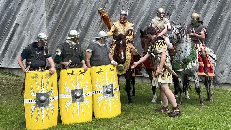 Römer und Germanen schlagen ihre Lager am Harzhorn auf Reenactment-darsteller zeigen sich in detaillgetreuen Rüstungen der dritten Kohorte der 19. Legion.