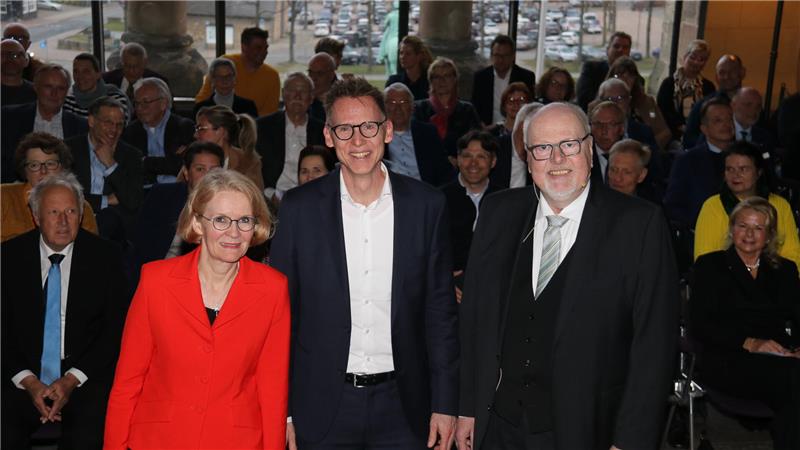 Referent Frank Busemann vor den Gästen in der Kaiserpfalz mit Arbeitgeber-Verbandsgeschäftsführerin Anja Mertelsmann und dem Vorstandsvorsitzenden Torsten Janßen (r.).