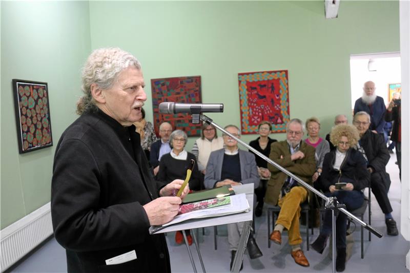 Referent Ulrich Krempel stellt die Kunst der !Xun und Khwe vor.