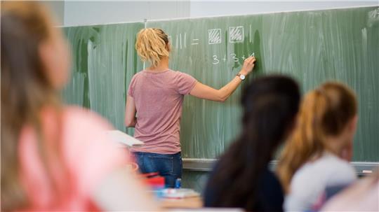 Reform des Schulgesetzes: Kinder sollen früher lernen, wie Mitbestimmung funktioniert – Lehrerinnen und Lehrer bekommen mehr Gestaltungsspielraum. (Archivbild)