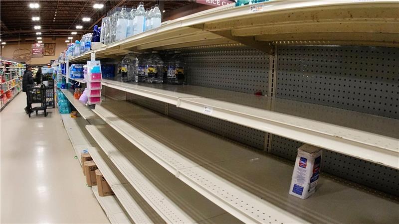 Regale sind in einem Markt in Pittsburgh vor einem Schneesturm leer.