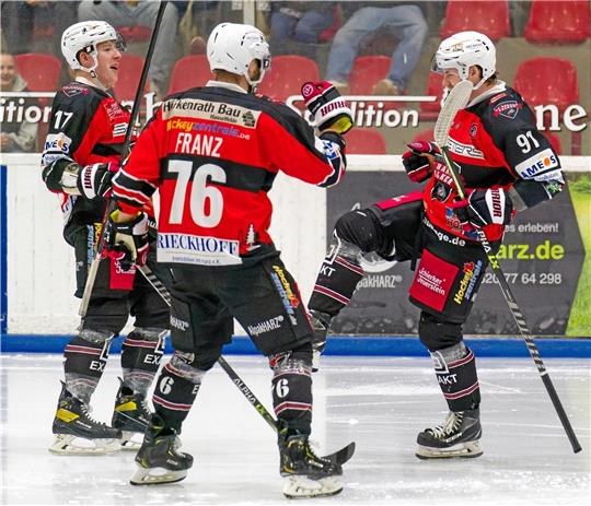 Regan Nagy (re.) führt die Harzer Falken fast im Alleingang zum Sieg gegen die Weserstars Bremen. Hier freuen sich mit ihm Patrik Franz (Mitte) und Nico Ehmann. Foto: Drechsler