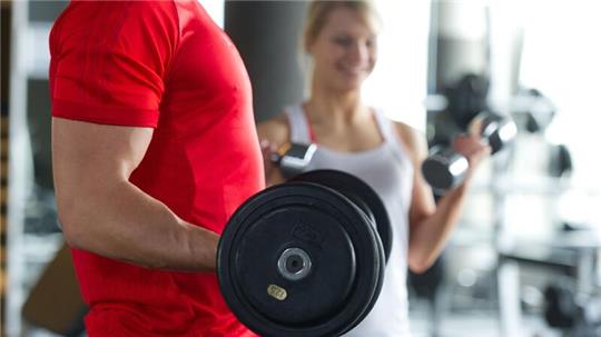 Regelmäßig ins Fitness-Studio gehen: Das schafft man mit Gewohnheiten.