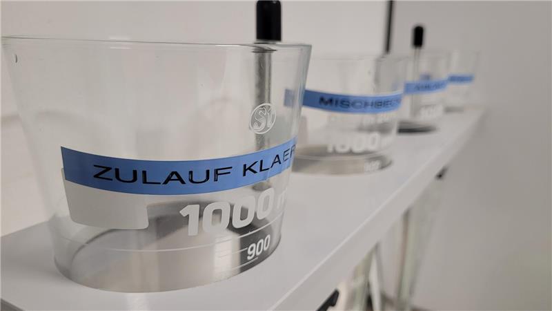 Regelmäßig müssen die Mitarbeiter der Kläranlage das Wasser auf seine Qualität prüfen. Dafür gibt es auf dem Gelände eigens ein Labor.