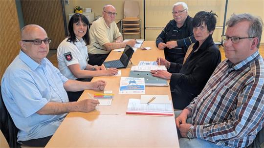 Regelmäßig trifft sich das Organisationsteam am Planungstisch: Der Bad Harzburger Behindertenbeauftragte Martin Dahm (v.l.), Christiane Meier von der Polizeiinspektion Goslar, Werner Laue vom SOVD-Ortsverband Bad Harzburg, Wolfgang Kresse vom Kreisseniorenbeirat (KSBR) für den Landkreis Goslar, Mehrgenerationenhaus-Leiterin Kerstin Eilers-Kamarys und Christian Bormann, der Behindertenbeauftragte für den Landkreis Goslar.
