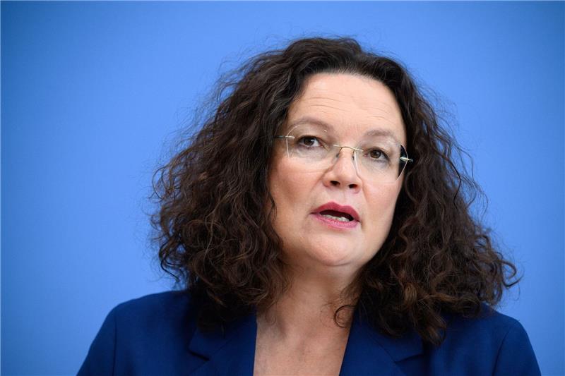 Nahles: Länder sollen Schulabbrecher-Daten weitergeben Regelmäßige Berufspraktika müssten in allen Schulformen Pflicht werden, fordert Arbeitsagentur-Chefin Andrea Nahles.