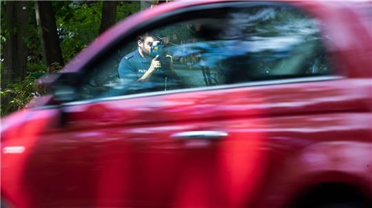 Regelmäßige Kontrollen sollen dazu beitragen, die Zahl der Verstöße gegen die Höchstgeschwindigkeit zu verringern. (Archivfoto) 