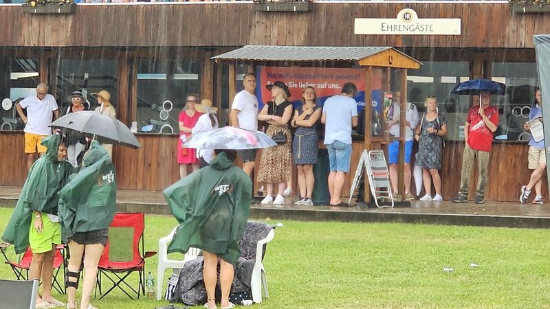 Tief „Heike“ sorgt für Unwetter: Renntag in Bad Harzburg abgebrochen Regen auf der Rennbahn in Bad Harzburg.