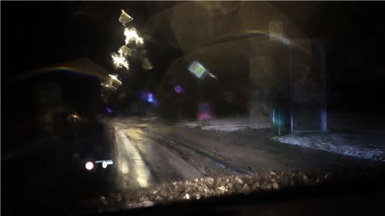 Regen auf kalten Boden verursacht der DWD-Vorhersage zufolge Glatteis im Südosten. (Archivbild) 