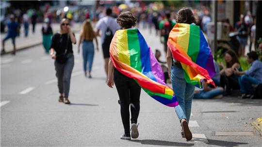 Regenbogenfamilien: Familien, in denen ein gleichgeschlechtliches Paar mit minderjährigen Kindern in einem Haushalt zusammenlebt. (Archivbild)