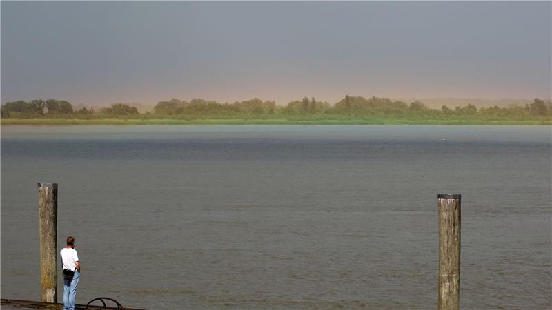 Regenbogenfarben am Anleger Stadersand.