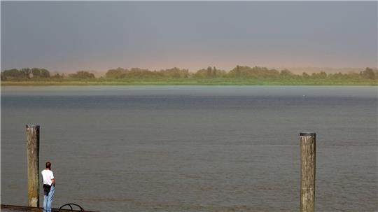 Regenbogenfarben am Anleger Stadersand.
