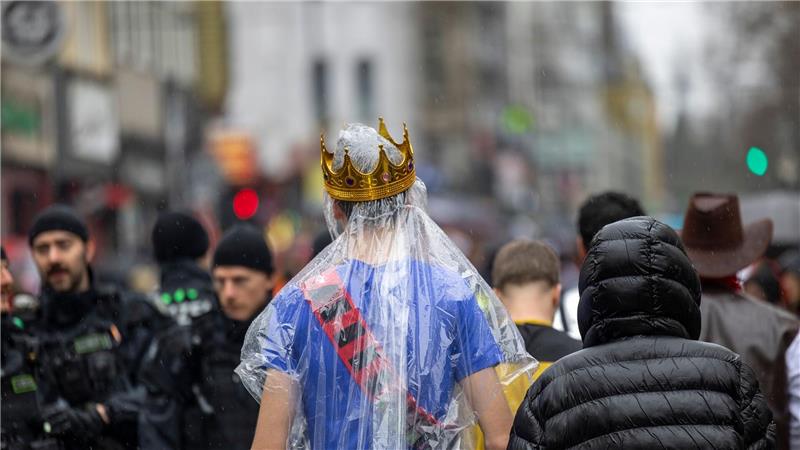 Regencape mit Krone: Die rheinischen Narren mussten an Weiberfastnacht tapfer sein.