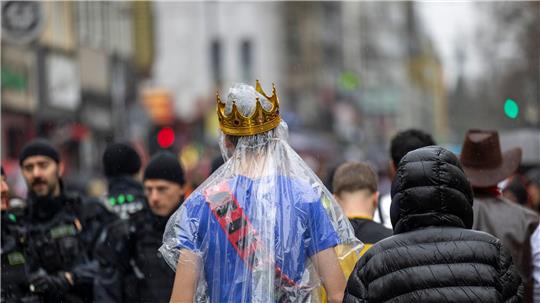 Regencape mit Krone: Die rheinischen Narren mussten an Weiberfastnacht tapfer sein.