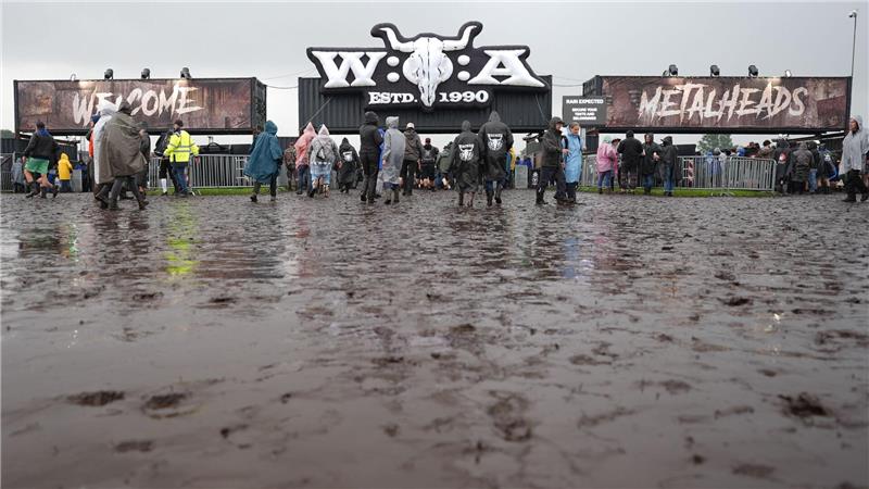 Regenfälle haben den Boden des Festivalgeländes in Schlamm verwandelt.