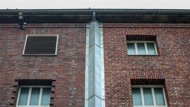 Gitter durchgesägt und weg: Filmreifer Ausbruch in Duisburg Regenrinne abgedeckt, Fassade ohne Halt für Kletterer - wie kam der Häftling auf das Dach?