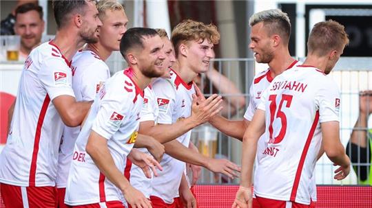 Regensburger Torjubel mit 1:0-Schütze Dominik Kother (M.).