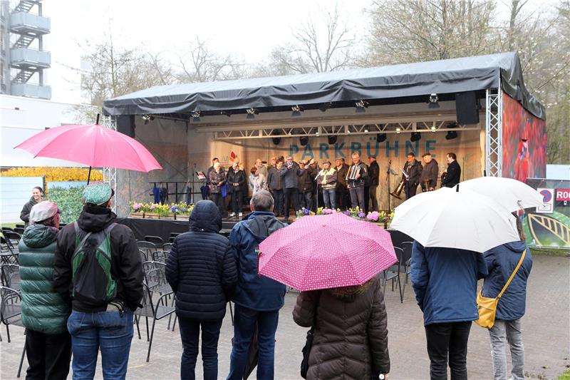 Regenschirme sind am Eröffnungswochenende der Landesgartenschau ein gefragtes Accessoire. Angesichts des regnerischen Wetters bleibt am Samstag und Sonntag der große Ansturm aus.  Fotos: Neuendorf