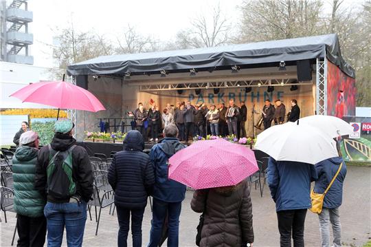 Regenschirme sind am Eröffnungswochenende der Landesgartenschau ein gefragtes Accessoire. Angesichts des regnerischen Wetters bleibt am Samstag und Sonntag der große Ansturm aus.  Fotos: Neuendorf