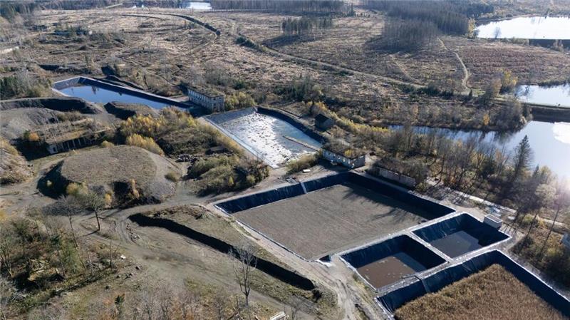 Größte Pflanzenkläranlage für giftige Chemikalien eröffnet Regenwasser wird über mehrere Becken geleitet und dort gefiltert.