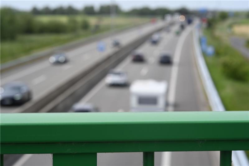 Reger Reiseverkehr herrscht auf der Autobahn 31 vorm Emstunnel in Fahrtrichtung Süden.
