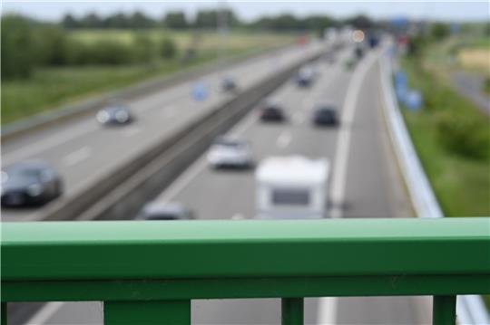 Reger Reiseverkehr herrscht auf der Autobahn 31 vorm Emstunnel in Fahrtrichtung Süden.