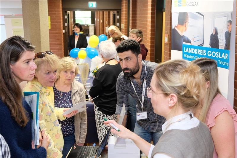 Großes Interesse an Jobbörse für Flüchtlinge in Goslar Reges Interesse am Stand des Landkreises bei der Jobbörse für Geflüchtete in dieser Woche. Foto: Strache/Landkreis Goslar
