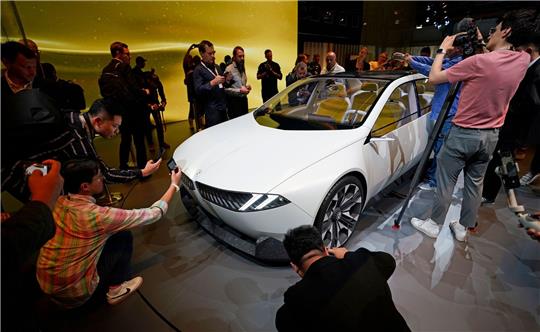 Reges Interesse: Der BMW "Neue Klasse" wird auf der IAA in München vorgestellt.
