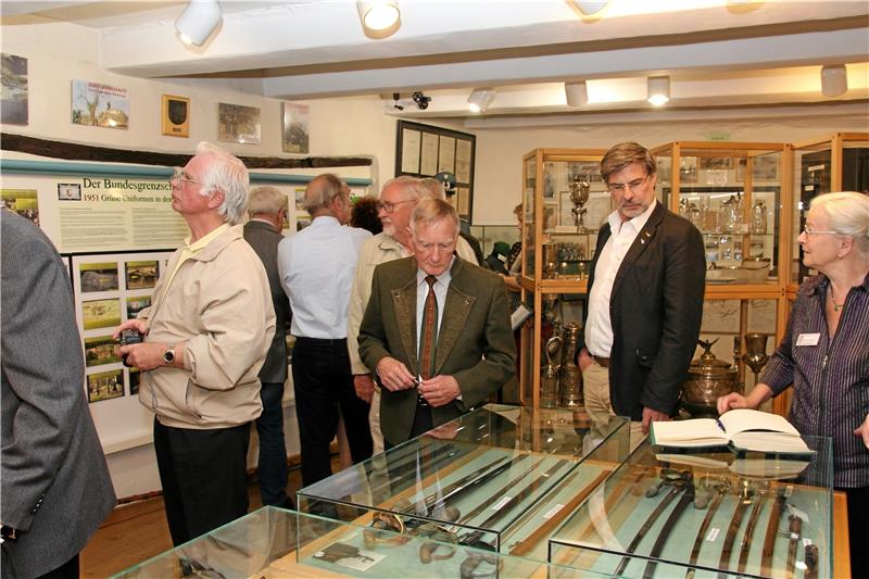 Reges Interessen finden die Exponate in der Jäger-Erinnerungsstätte.  Fotos: Leifeld
