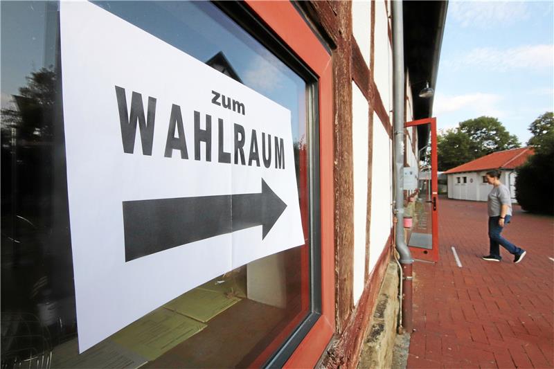 Reges Treiben und damit eine gute Wahlbeteiligung zeigte sich bei der Bundestagswahl am Dorfgemeinschaftshaus Schladen. Foto: Gereke