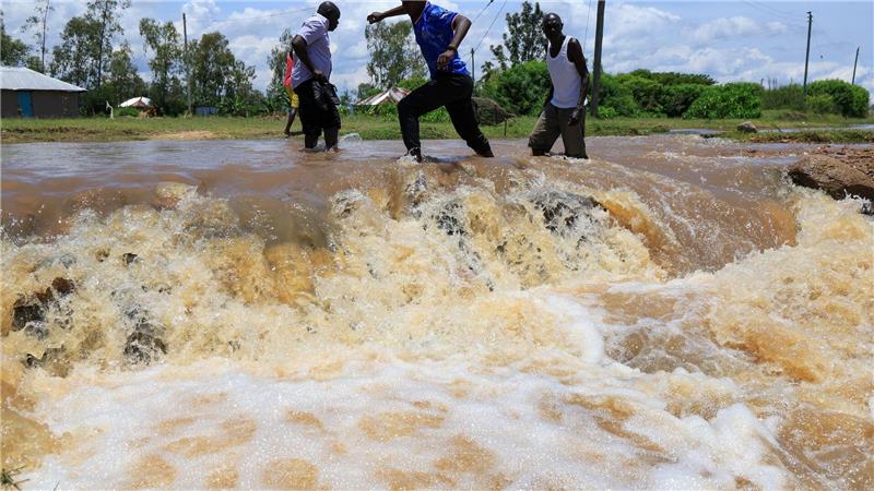 Regierung und Rettungsdienste warnen vor dem Überqueren überschwemmter Straßen, die sich in reißende Flüsse verwandeln können.