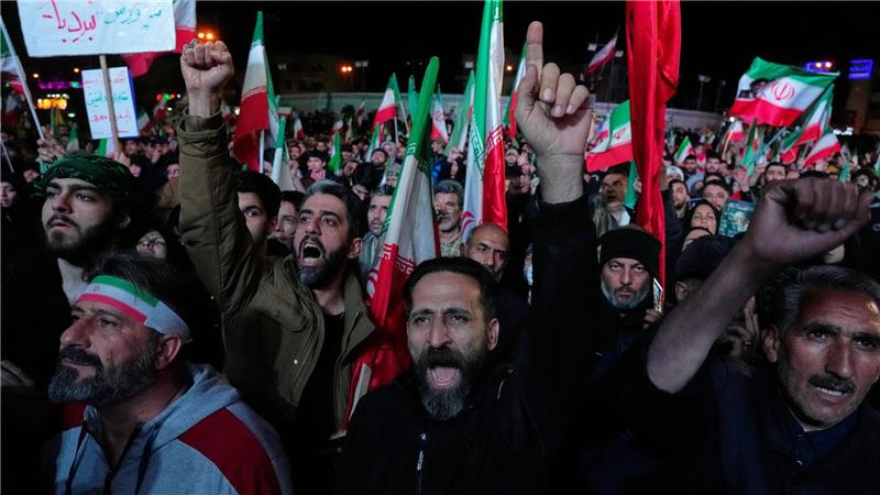 Regierungsanhänger feiern nach der Ankündigung der Waffenruhe in Teheran.