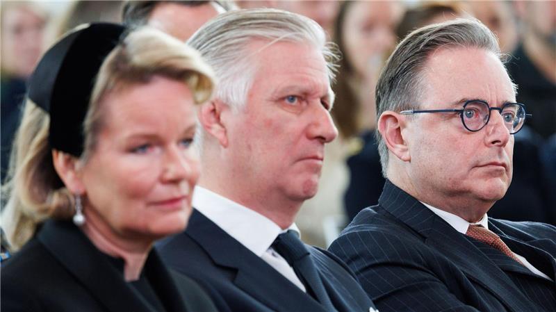 Belgien gedenkt Terroranschlägen vor zehn Jahren Regierungschef Bart De Wever (r) nahm gemeinsam mit Königin Mathilde und König Philippe an den Gedenkfeiern teil.