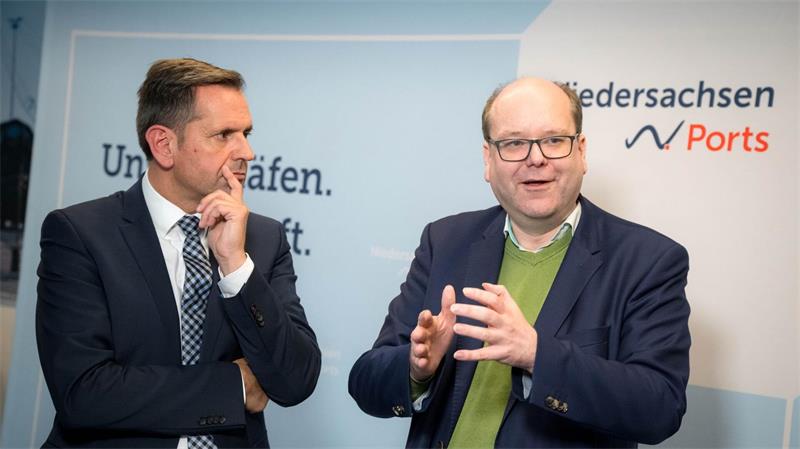 Regierungschef Lies (l) und Umweltminister Meyer sind sich in der rot-grünen Koalition uneins. (Archivbild)