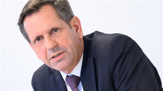 Regierungschef Lies sieht Investitionen in den Pendelverkehr als auch Investitionen in den Klimaschutz. (Archivbild)