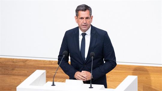 Regierungschef Lies sieht in den Verfassungstreue-Checks kein neues Vorgehen.