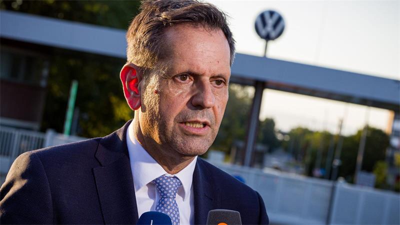 Regierungschef Lies sitzt für das Land im VW-Aufsichtsrat. (Archivbild)