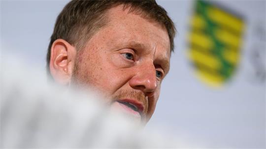 Regierungschef Michael Kretschmer sorgt sich um Volkswagen in Zwickau. (Archivbild)