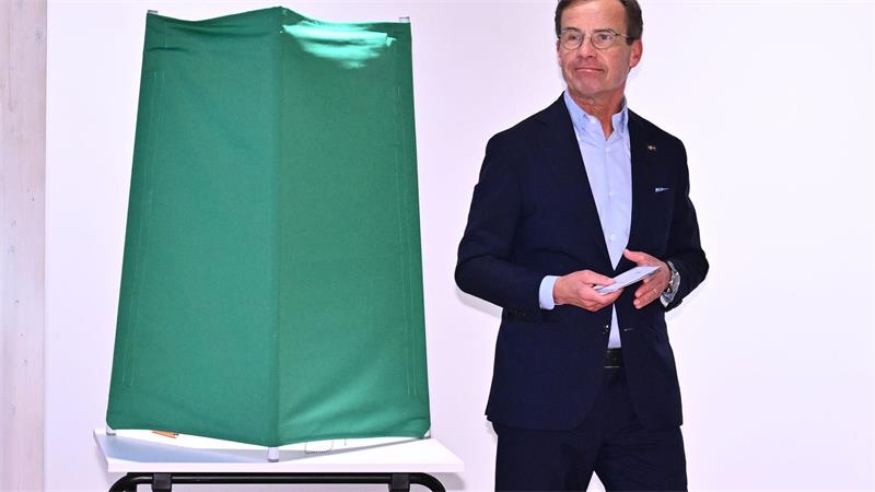 Regierungschef Ulf Kristersson bei der Stimmabgabe.