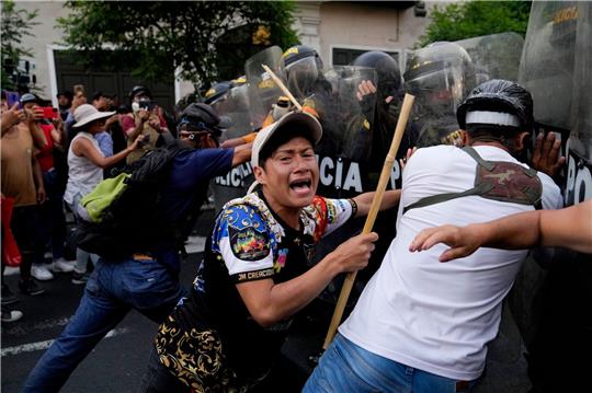 Regierungsgegner protestieren und stellen sich der Polizei.