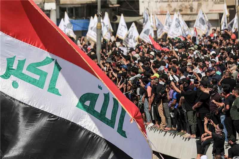 Ein Jahr nach Parlamentswahl: Irak hat wieder eine Regierung Regierungsgegner versammeln sich auf dem Tahrir-Platz zu einer Demonstration.