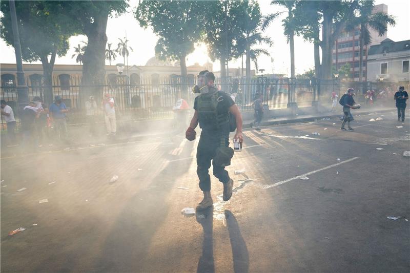 Polizei und Demonstranten: Brutale Zusammenstöße in Peru Regierungskritische Demonstranten stellen sich der Polizei.