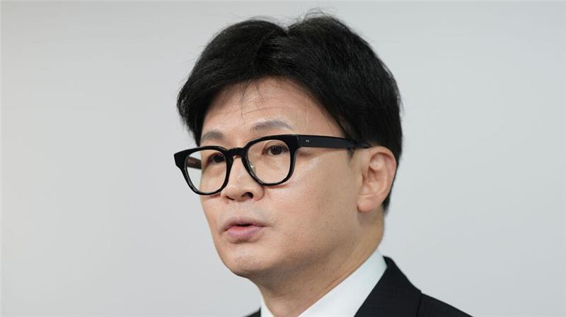 Südkoreas Regierungspartei-Chef für Amtsenthebung Yoons Regierungsparteichef Han Dong Hoon hat sich erstmals offen für ein Amtsenthebungsverfahren gegen Präsident Yoon Suk Yeol ausgesprochen.